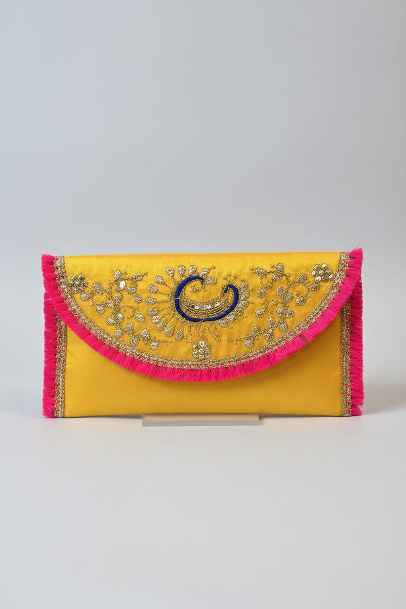 Buy all silk coin purse, fabric coin envelopes ,potli Bags , Decorative clutch bag with gold embroidery ,Purse for Indian Wedding,Festival,Varalakshmi Viratham,Pooja Favors and Return Gifts in USA at MuruganDecors 
