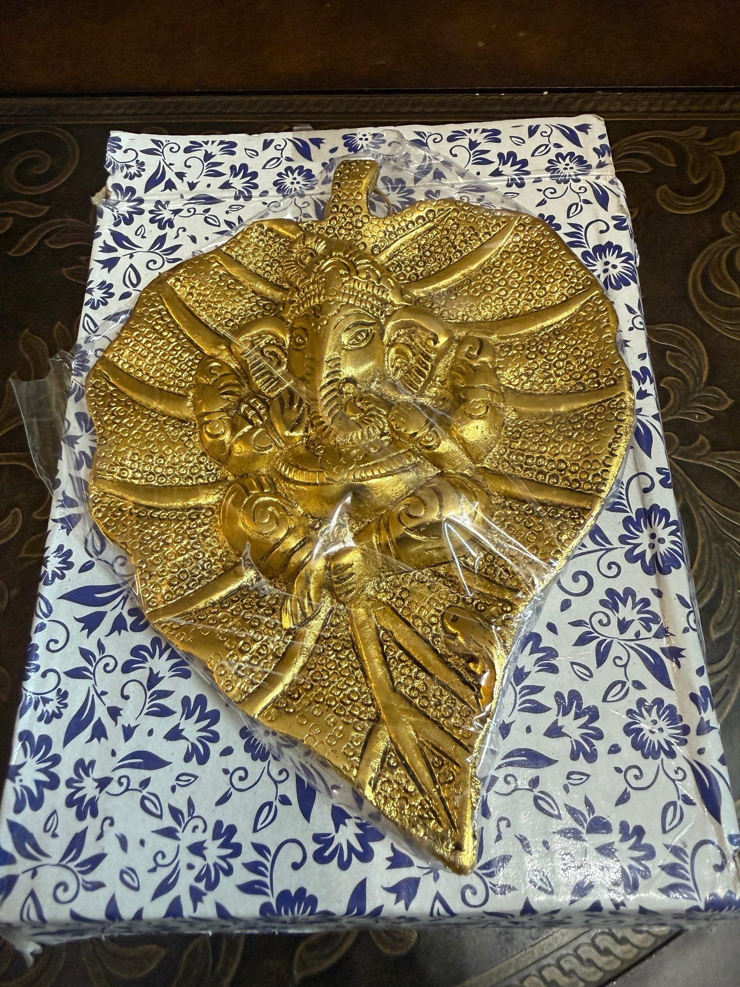 Elegant Gold Lord Ganesha on Gold Leaf Wall Hanging Showpiece (7 x 5 Inches) – Decorative Statue & Return Gift for Ganesh Chaturthi, Diwali, Housewarming & Pooja Favor