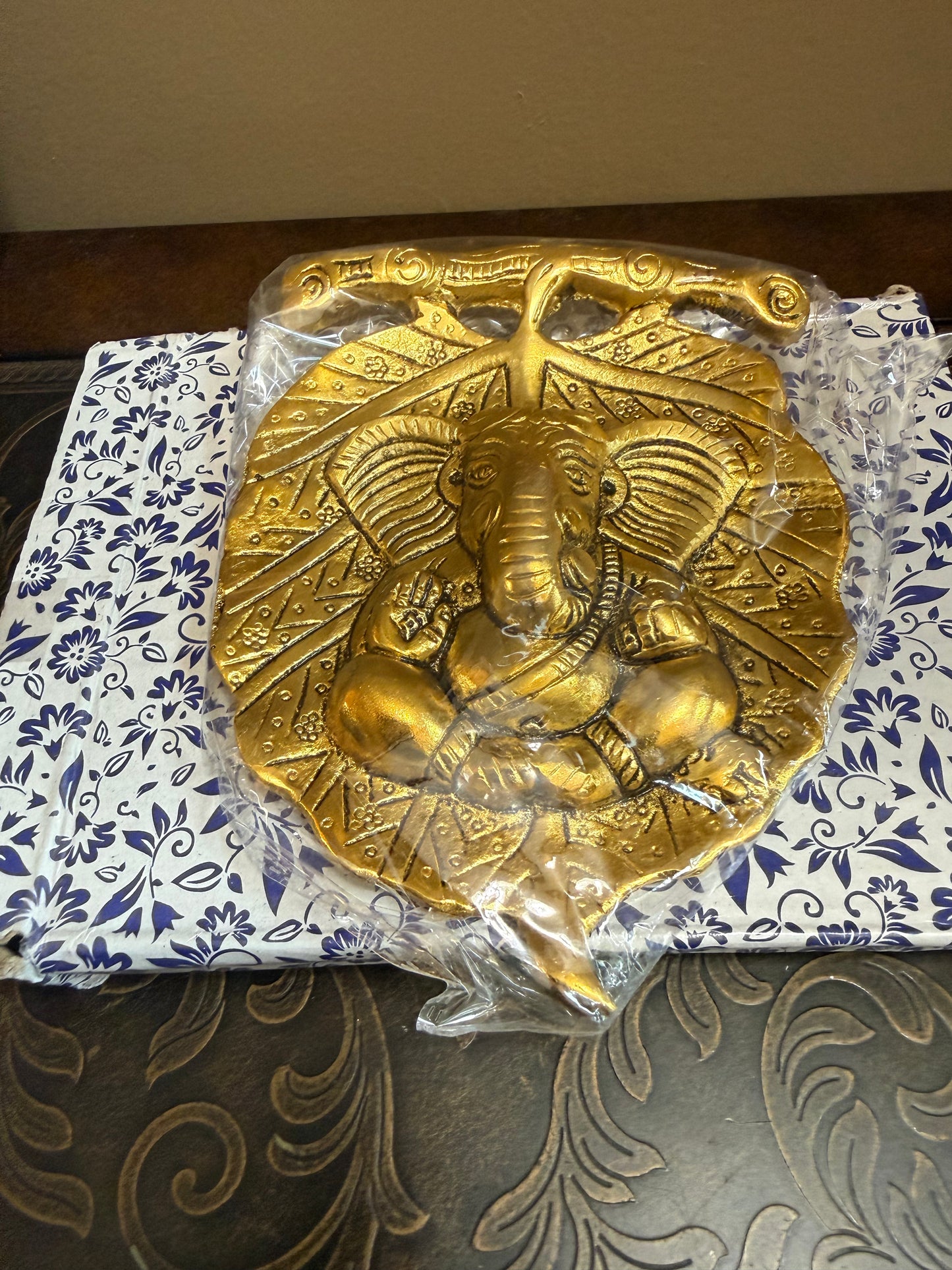 Elegant Gold Lord Ganesha on Gold Leaf Wall Hanging Showpiece (7 x 5 Inches) – Decorative Statue & Return Gift for Ganesh Chaturthi, Diwali, Housewarming & Pooja Favor