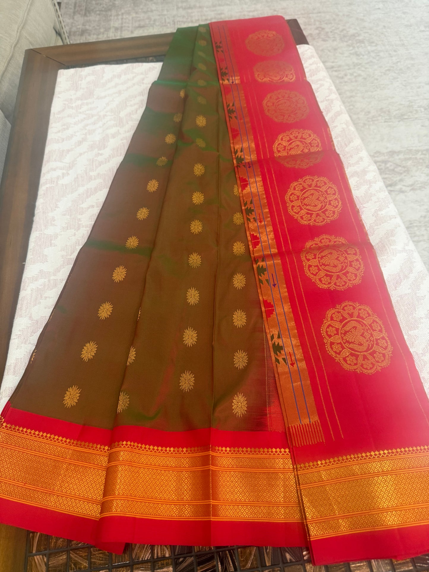 Yeola Pure Maharani Paithani Silk Saree – Green with Red Double Shade with Butta Design | Pure Silk Zari-MuruganDecors-USA (Copy)