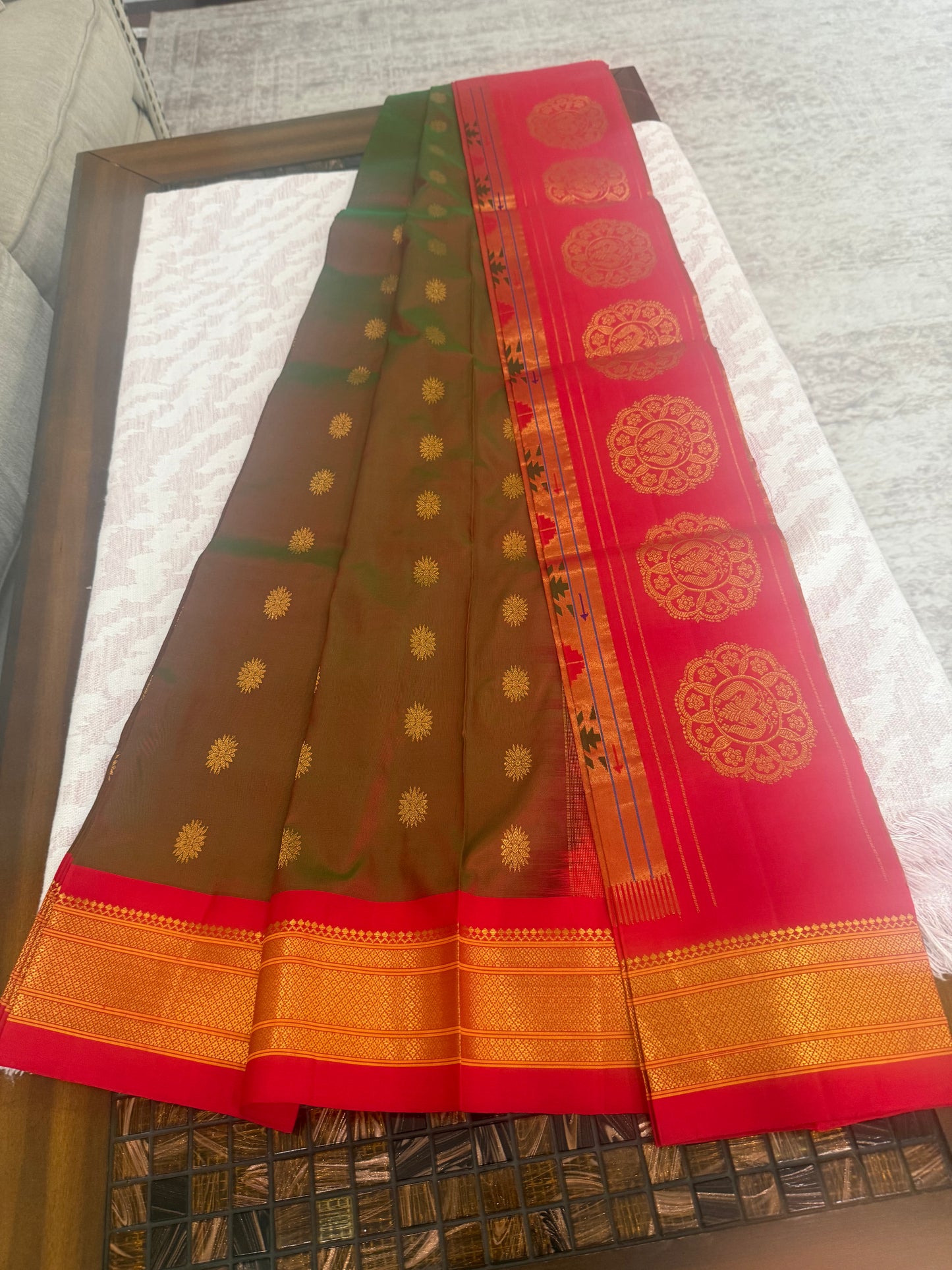 Yeola Pure Maharani Paithani Silk Saree – Green with Red Double Shade with Butta Design | Pure Silk Zari-MuruganDecors-USA (Copy)